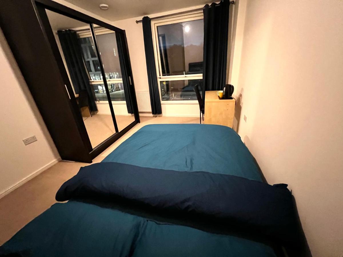 Ensuit Double bedroom London Edgware Buitenkant foto